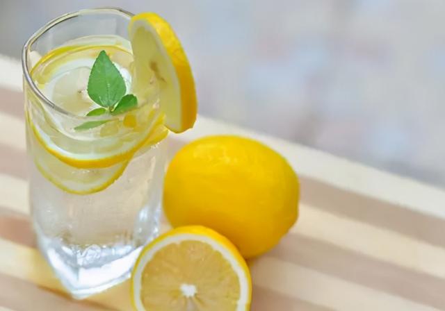 不加糖的柠檬汁为什么这么酸苦，熬糖放柠檬酸和不放的差别（为什么柠檬水泡久了）