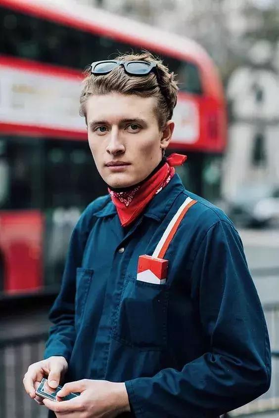 男士丝巾打法，男士方巾丝巾的系法（关于男士丝巾和它的系法）