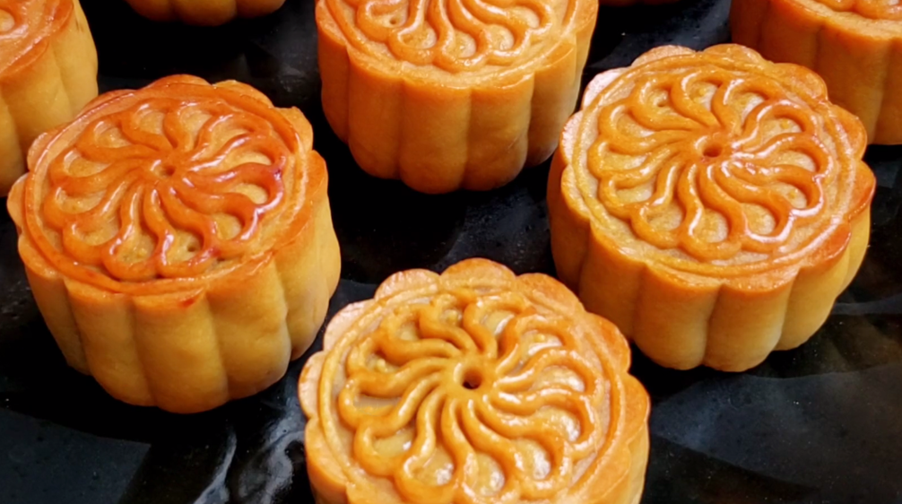 【豆沙蛋黄月饼】做法步骤图 香甜沙软 比买的还好吃-起舞食谱网