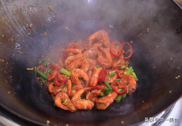 大虾怎么炒好吃，大虾怎么炒好吃又简单的做法（想吃虾不用再去饭店了）