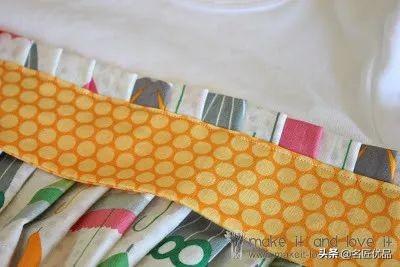 旧t恤衫改造新款，把女儿的T恤剪掉一半