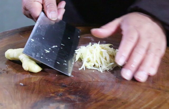 泡椒猪肝怎么炒，爆炒猪肝怎么做又嫩又好吃（潘哥教你做泡椒炒猪肝）