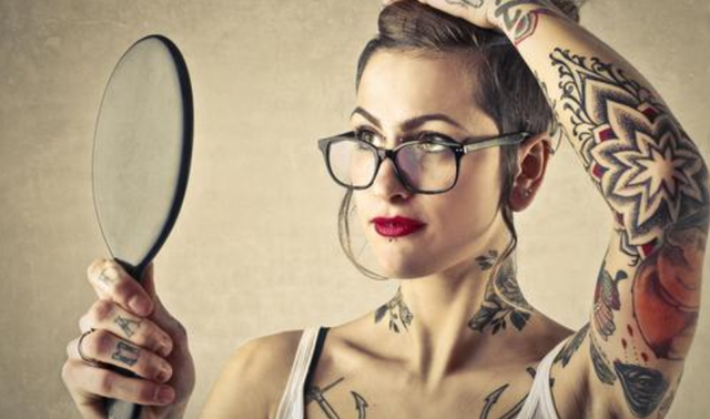 后置摄像头是别人看到的自己吗，别人的视角和镜子一样吗（为啥手机的自拍和镜子差别很大）