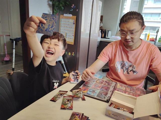 一元奥特曼卡包必出蓝gp技巧，一元包怎么抽蓝GP（老子跟儿子一起组团氪金可还行）