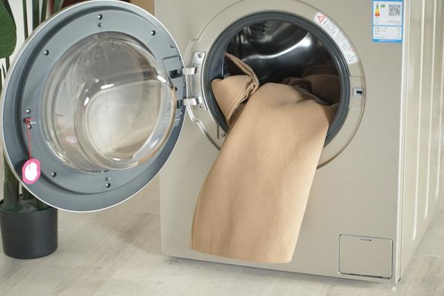 如何使用海尔蒸汽电熨斗，海尔蒸汽电熨斗怎么用（海尔EG100HB209G洗衣机体验）