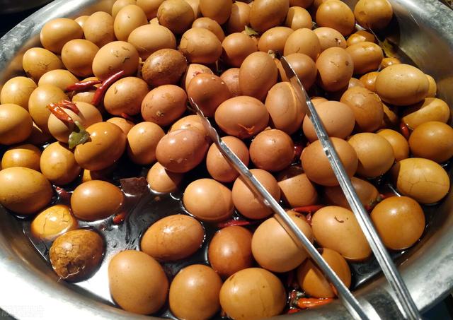 卤鸡蛋的做法卤鸡蛋怎么做卤，卤料卤鸡蛋的制作方法（记得放7样配料）