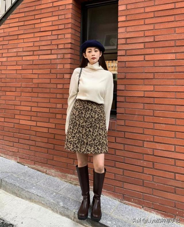 女生穿裙子里面穿的是什么，女生穿裙子里面穿什么裤子（裙子里还在穿“打底裤”吗）