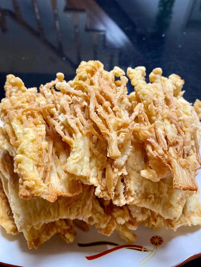 金针菇怎么炒着吃，金针菇怎么炒好吃（金针菇这样炸着吃）