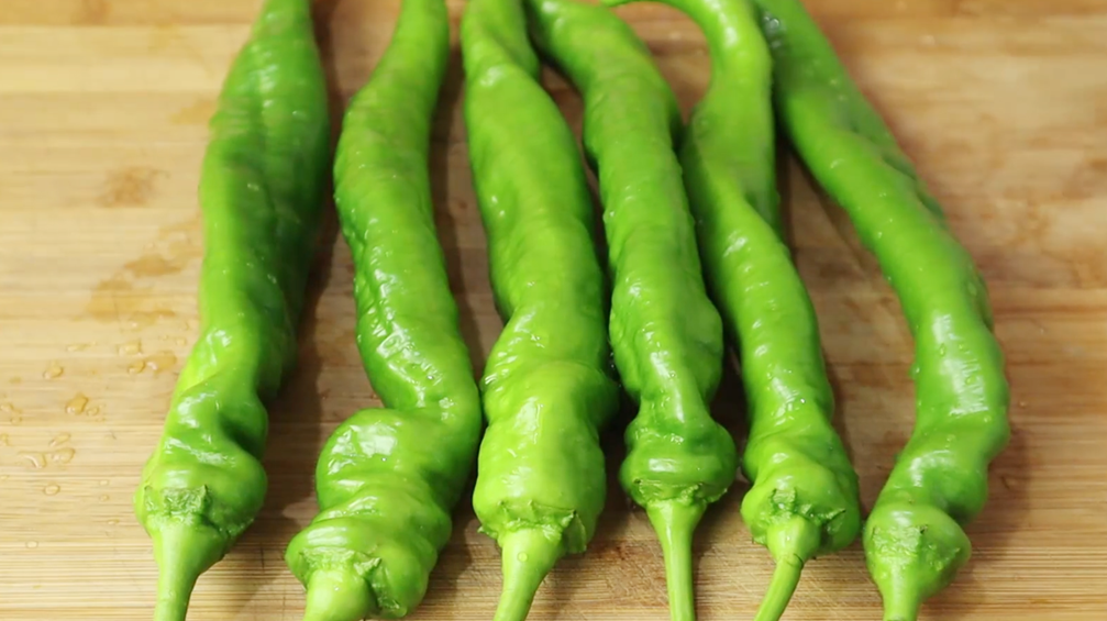 图片[2]-【虎皮青椒荷包蛋】做法步骤图 下酒又下饭 出锅拿肉都不换-起舞食谱网