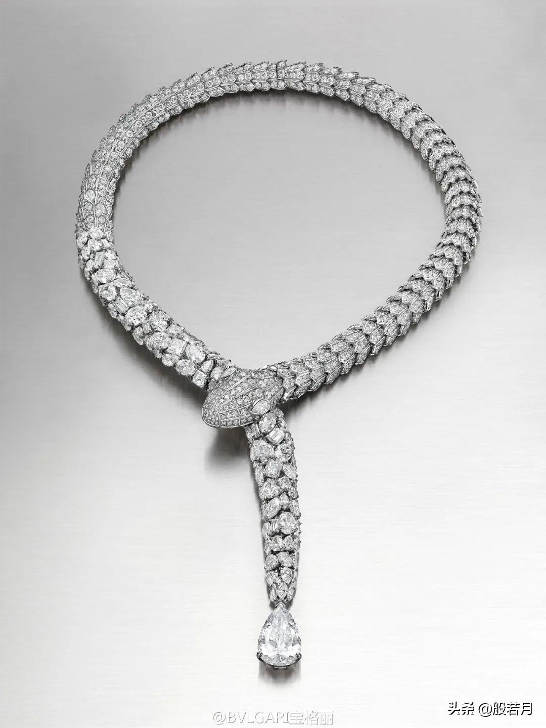 一说到宝格丽的蛇,很多人的第一反应都是那些满镶钻石的大胖蛇项链.