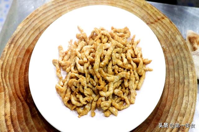 炒瘦肉怎么炒才嫩，瘦肉怎么炒才鲜嫩（肉丝不干不柴如此简单）