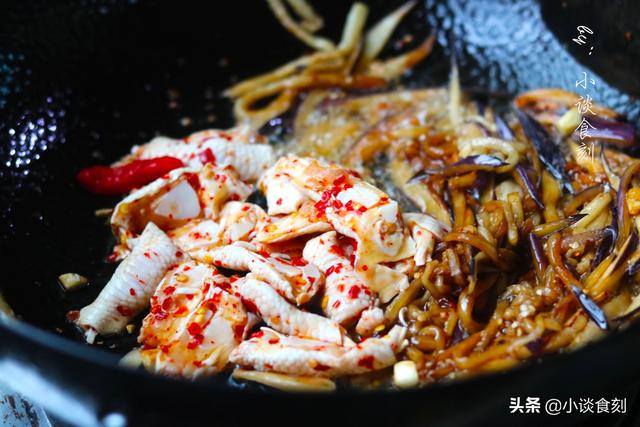 鸡脚筋在什么部位，鸡筋是哪个部位（鸡爪中最好吃的部位）