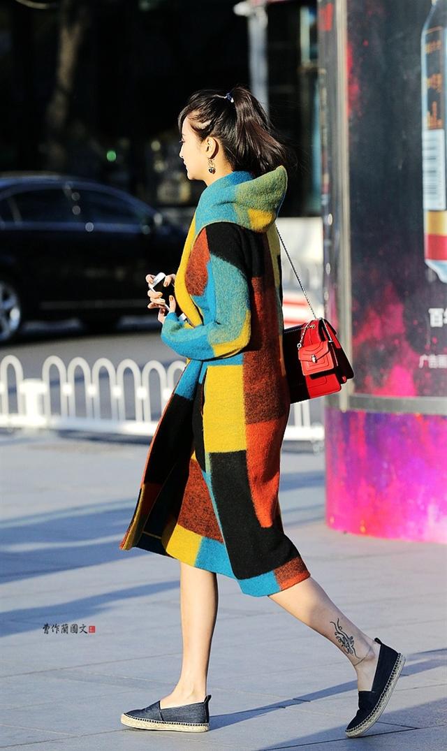 渔夫鞋怎么搭配衣服图片，米色鞋子怎么搭配（街拍：用渔夫鞋搭配秋装的美女）