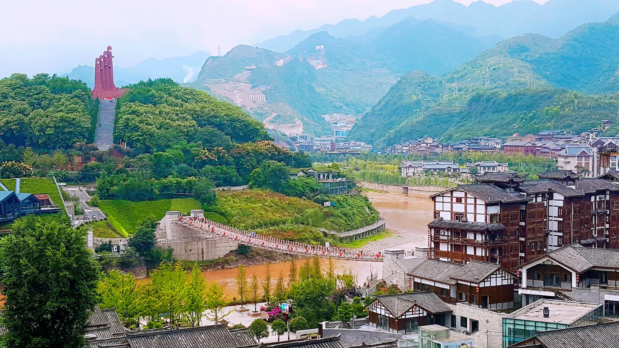 地无三尺平天无三日晴哪个省份，天无三日晴地无三尺平指的是哪个省（谚语“地无三尺平）