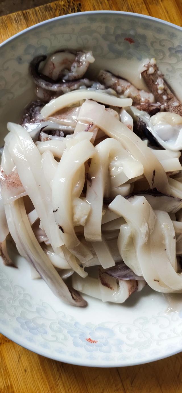 教你做美味的鱿鱼炒青椒,鱿鱼炒青椒的做法窍门(下饭下酒好佳肴) 教你做美味的鱿鱼炒青椒,鱿鱼炒青椒的做法窍门(下饭下酒好佳肴)