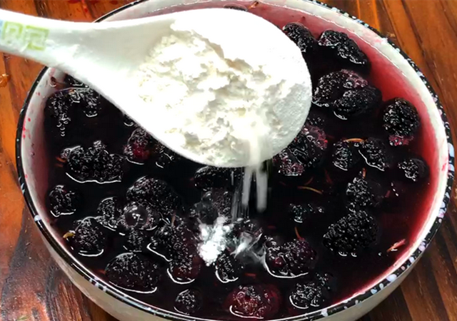 桑葚怎么洗才能干净，桑葚怎么洗干净（有人加盐有人加碱）