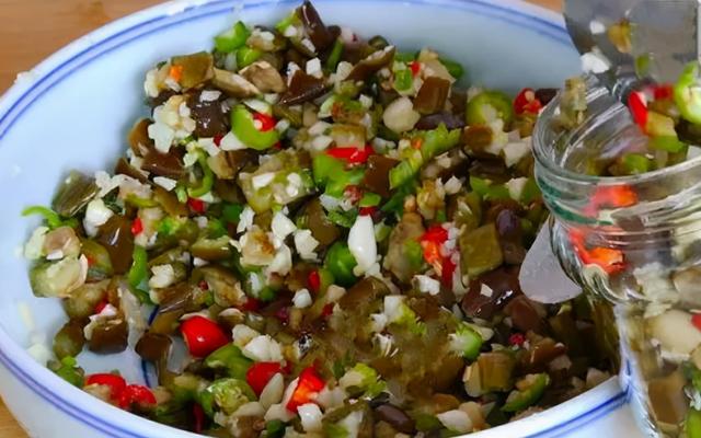 茄子怎么保存时间长还新鲜，黄瓜怎么保存时间长新鲜（腌茄子别直接腌）