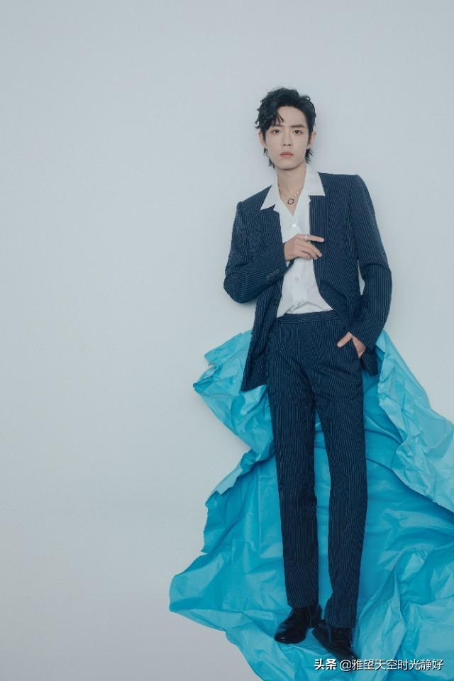 肖战手机壁纸无水印   高颜值小哥哥安利一下，肖战手机壁纸高清壁纸 满屏无水印（暖心男神肖战三十款高清时尚穿搭手机壁纸、背景图～怎么穿都好看）