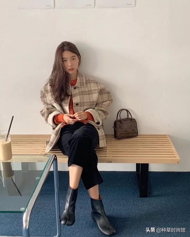 透明校服这样穿可以避免尴尬，透明校服这样穿可以避免尴尬嘛（这3种风格美呆了）