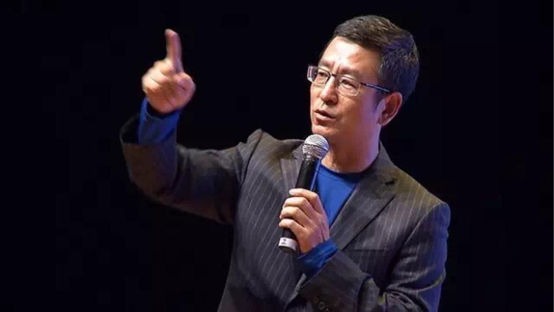 马凡舒走秀泳衣滑落，马凡舒泳装（淡定走完全程：谁爱看谁看）