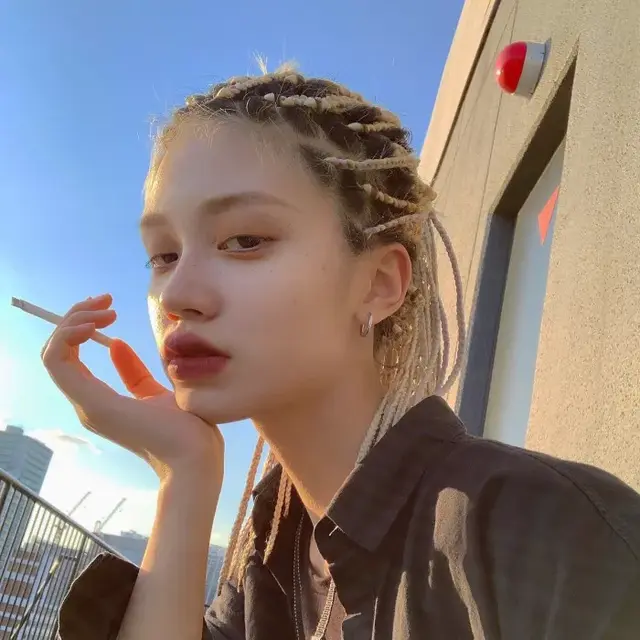 念七 精致女生染发社会酷头像微信，念七 精致女生染发社会酷头像（各种发色的小姐姐头像）