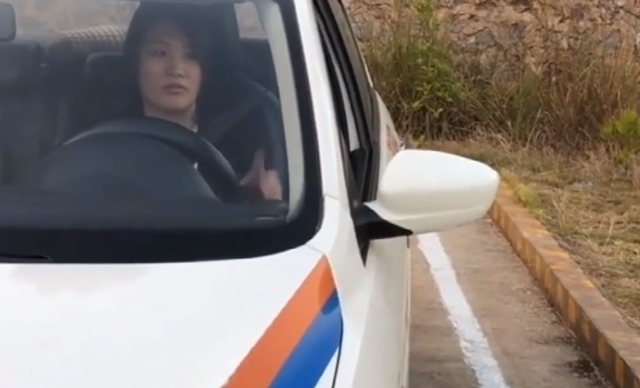 左倒库看左视镜的方法，左倒库只看左后视镜技巧（上车不知道方向盘往哪边调）