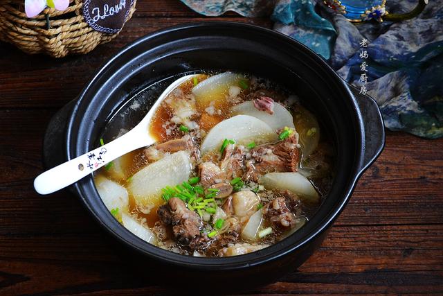 牛骨怎么煲汤,牛骨炖汤放什么配料好(白萝卜牛骨煲~适合秋冬季节的