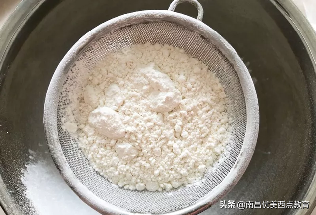 网红咸蛋黄饼干的做法，咸鸭蛋黄饼干（层次分明超级酥脆）