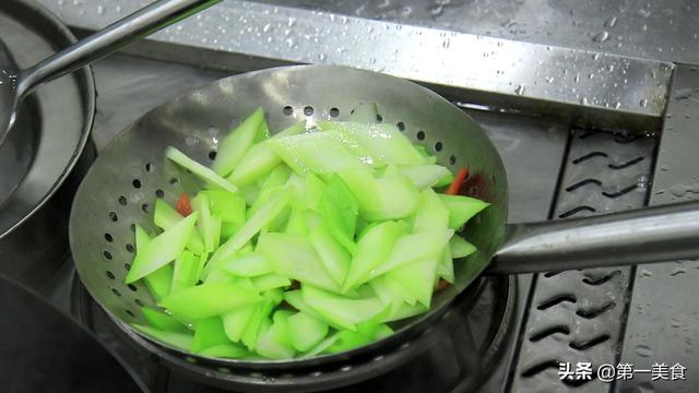 芥兰怎么炒最好吃，芥兰菜怎么炒（只需三步简单素炒）