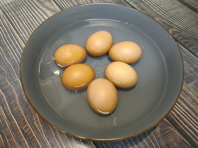 剥鸡蛋壳技巧，快速剥鸡蛋壳小妙招（不要用清水煮）