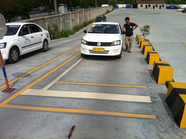 半坡起步扣分标准，科二半坡起步扣分标准（半坡定点起步的操作流程）