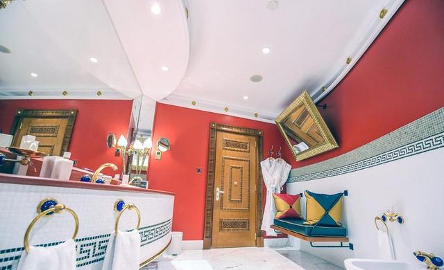 迪拜七星级酒店，迪拜七星级酒店有哪些服务（超奢华七星级住宿楼中楼房间大公开）