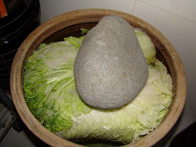 东北酸菜怎么做好吃，如何做出正宗的东北腌酸菜（大叔教你腌制东北酸菜）