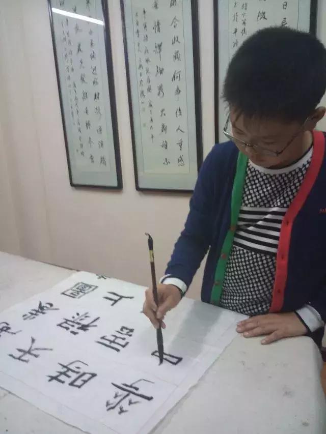 学书法对孩子有什么好处，学书法给孩子带来的好处（《孩子学书法原来有这么多惊人的好处》）