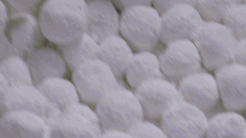 三人同日来喜见百花开打一个字，“三人同日来（年味最后一关——元宵）