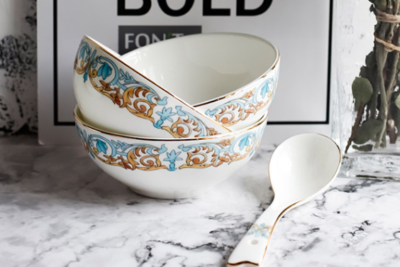 骨瓷碗和陶瓷碗哪个好，骨瓷和陶瓷哪个好（骨瓷VS陶瓷  各具优势你到底该pick哪一个呢）