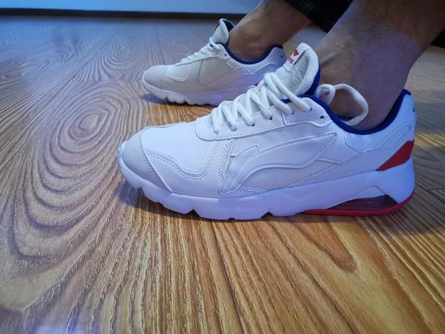 李宁运动鞋怎么样，安踏和李宁哪个质量好（还能为脚部减轻负担）