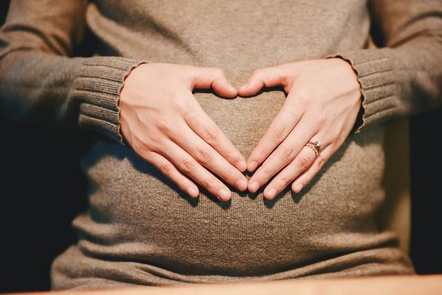 同一个人怀孕男女症状相反吗，早孕反应可以判断男女吗（孕妇会有什么不同反应）