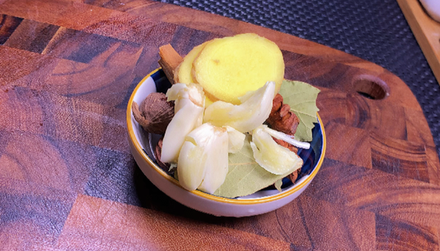 猪大肠的做法大全视频，猪大肠怎么做的最好吃（肥肠怎么洗，才干净无腥臭味）