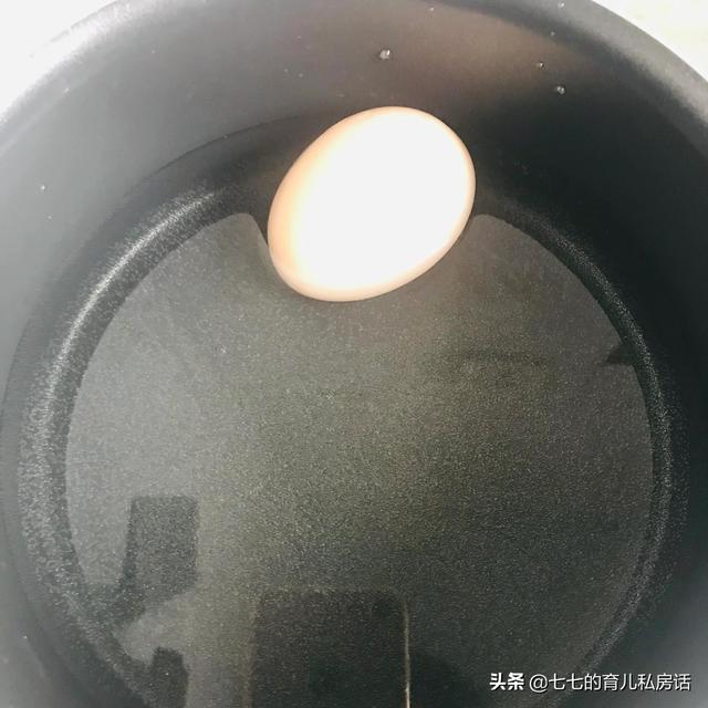 怎样制作婴儿辅食：蛋黄泥的做法，怎样制作婴儿辅食（适合7个月宝宝哦）