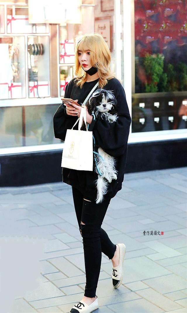 渔夫鞋怎么搭配衣服图片，米色鞋子怎么搭配（街拍：用渔夫鞋搭配秋装的美女）