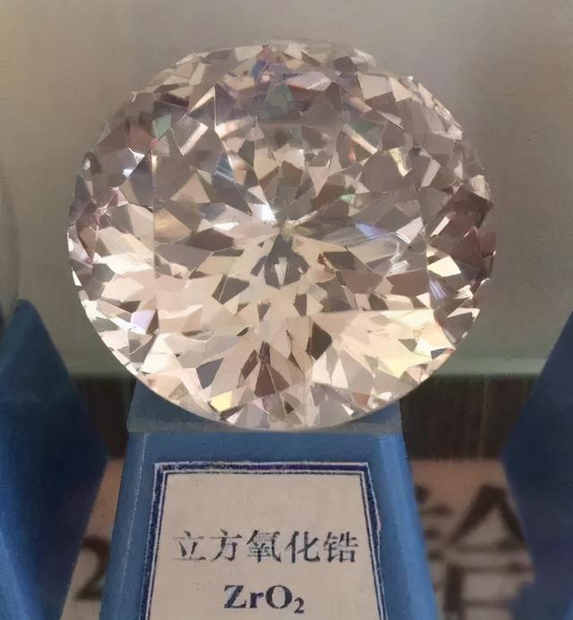 钻石怎么辨别真假，钻石戒指回收价格是多少呢（如何简单地鉴定钻石真假）