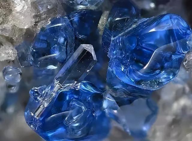 什么叫蓝脆，蓝脆是什么元素造成的（宝石界的“蓝色妖姬”）