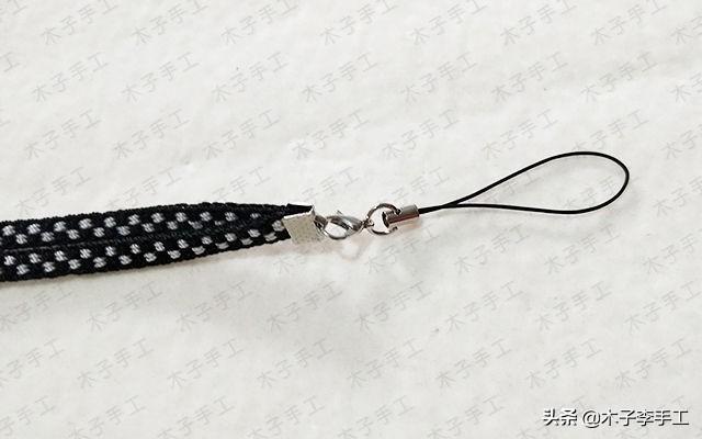 手机挂绳怎么装在手机壳上，手机壳怎么穿挂绳（用方形盘编器做的手机挂绳的编法图解）