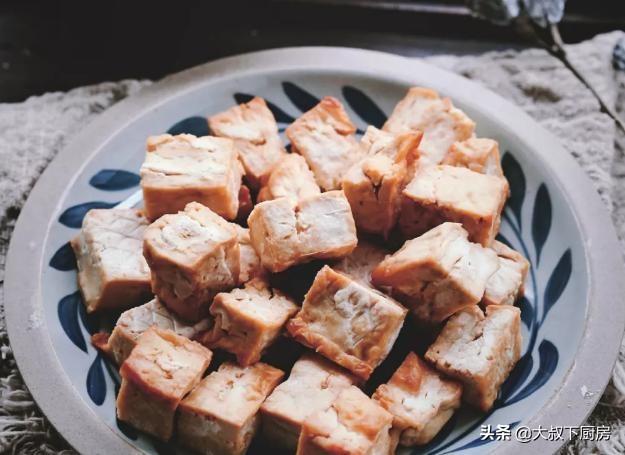油豆腐的制作技术，油豆腐怎么做才不会老（大叔家的客家菜：自制油豆腐）