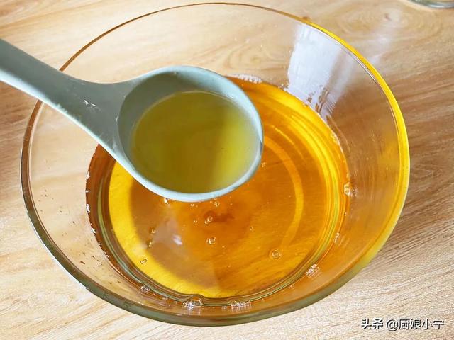 炸过的油怎么变清，炸过的食用油怎样变清（过年炸剩的旧油不要扔）