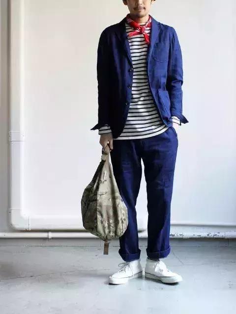 男士丝巾打法，男士方巾丝巾的系法（关于男士丝巾和它的系法）