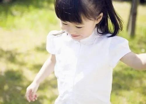 粉底液弄到衣服上怎么洗，粉底弄衣服上怎么洗掉（白衣服变黄、发乌、沾上污渍怎么办）