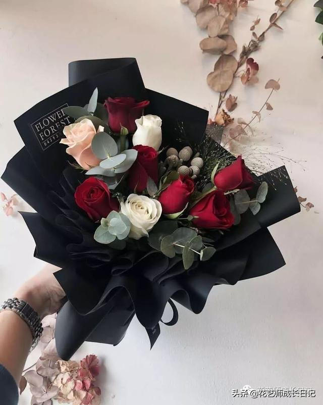 玫瑰花的寓意和花语，香槟色玫瑰（香槟色玫瑰代表什么）