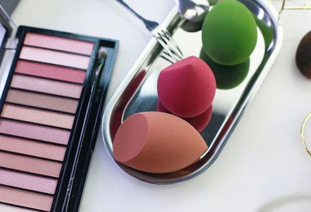 蜜粉刷和散粉刷的区别，蜜粉刷和散粉刷的区别是什么（都说“粉底刷”碾压“美妆蛋”）